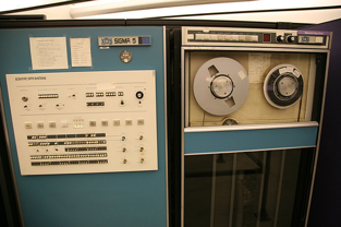 Computador Xerox - SDS Sigma 5, instalado nos laboratórios da Universidade de Illinois. Através dele, Michael S. Hart elaborou a digitalização da "Declaração de Independência dos Estados Unidos".